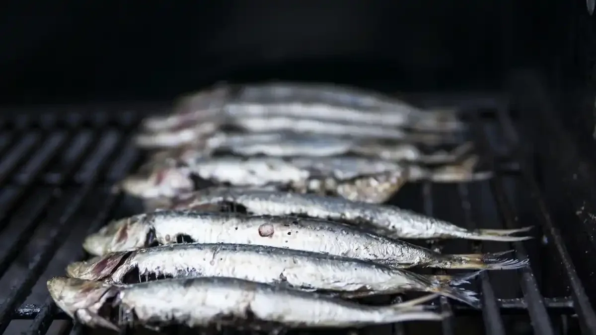 Sarde alla griglia: come preparare pesce e superficie di cottura per limitare che si attacchino