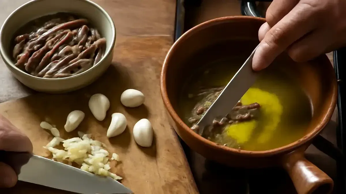 Spaghetti alle vongole: quando filtrare il liquido di apertura e come usarlo senza rendere salato il condimento