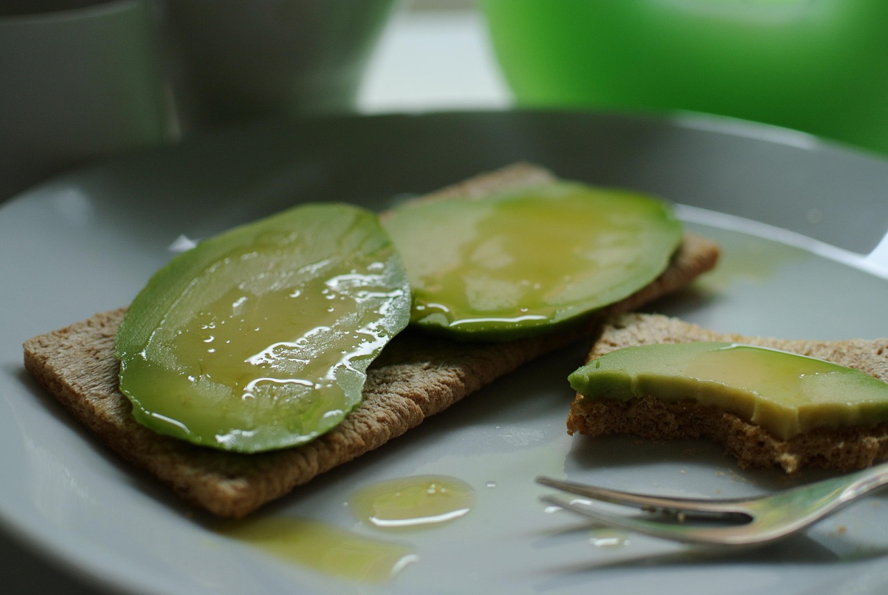 Avocado spalmato su pane integrale, sano e nutriente, ideale per il cuore.