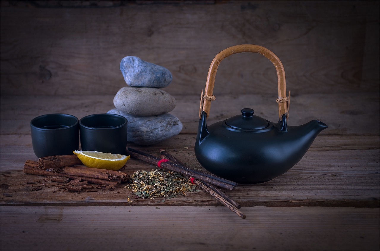 Tisana serale in una tazza con erbe, ideale per depurare il fegato durante la notte.