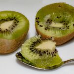 Kiwi fresco su un tavolo, simbolo di un'alimentazione sana per regolare la glicemia.