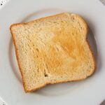 Fette biscottate con marchio discutibile, simbolo di potenziali danni a cuore e fegato.