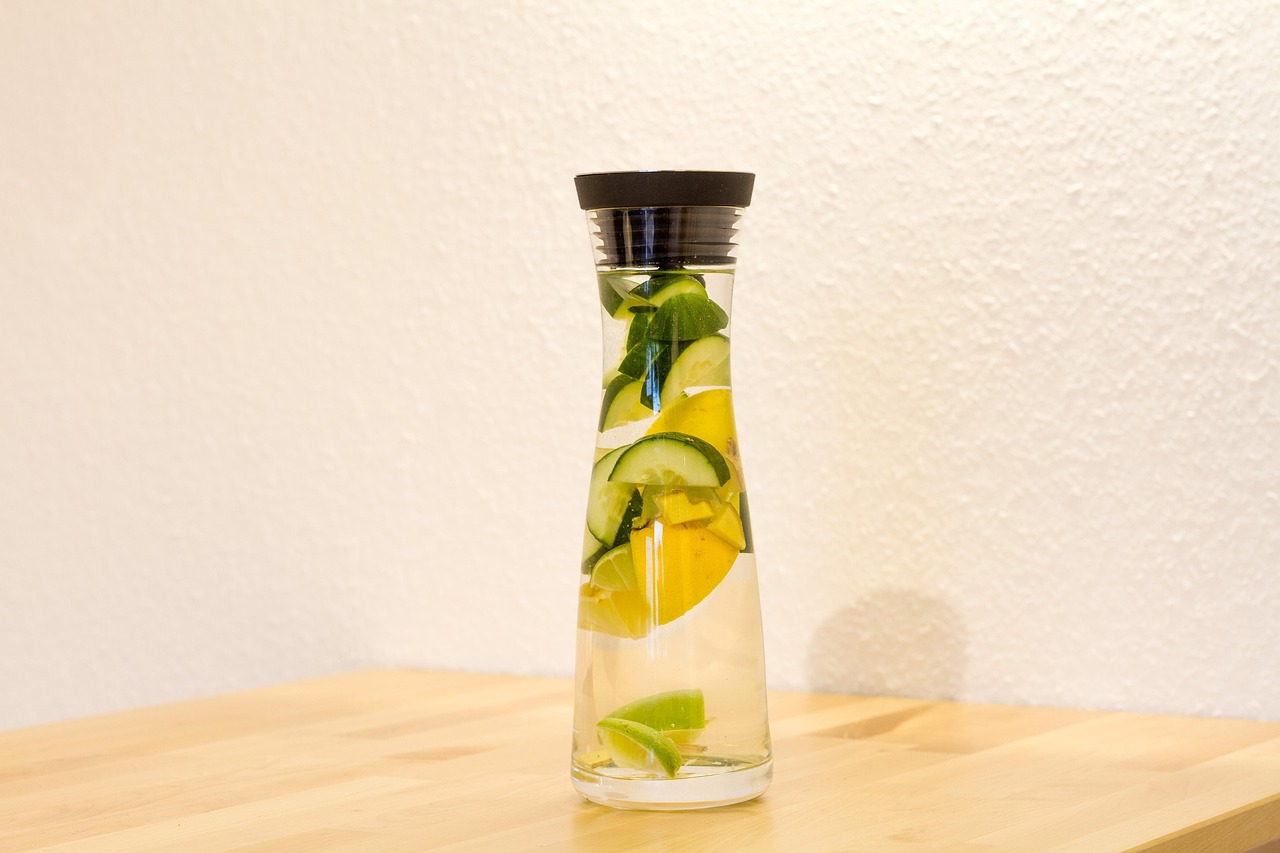 Bevanda detox con cetriolo e limone in un bicchiere, ideale per il fegato sano.